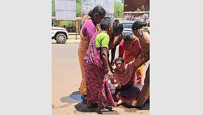 காவல்துறை பொய் வழக்கு போடுவதாகக் கூறி  தாய், மகள் தீக்குளிக்க முயற்சி: ஆட்சியரகத்தில் பரபரப்பு